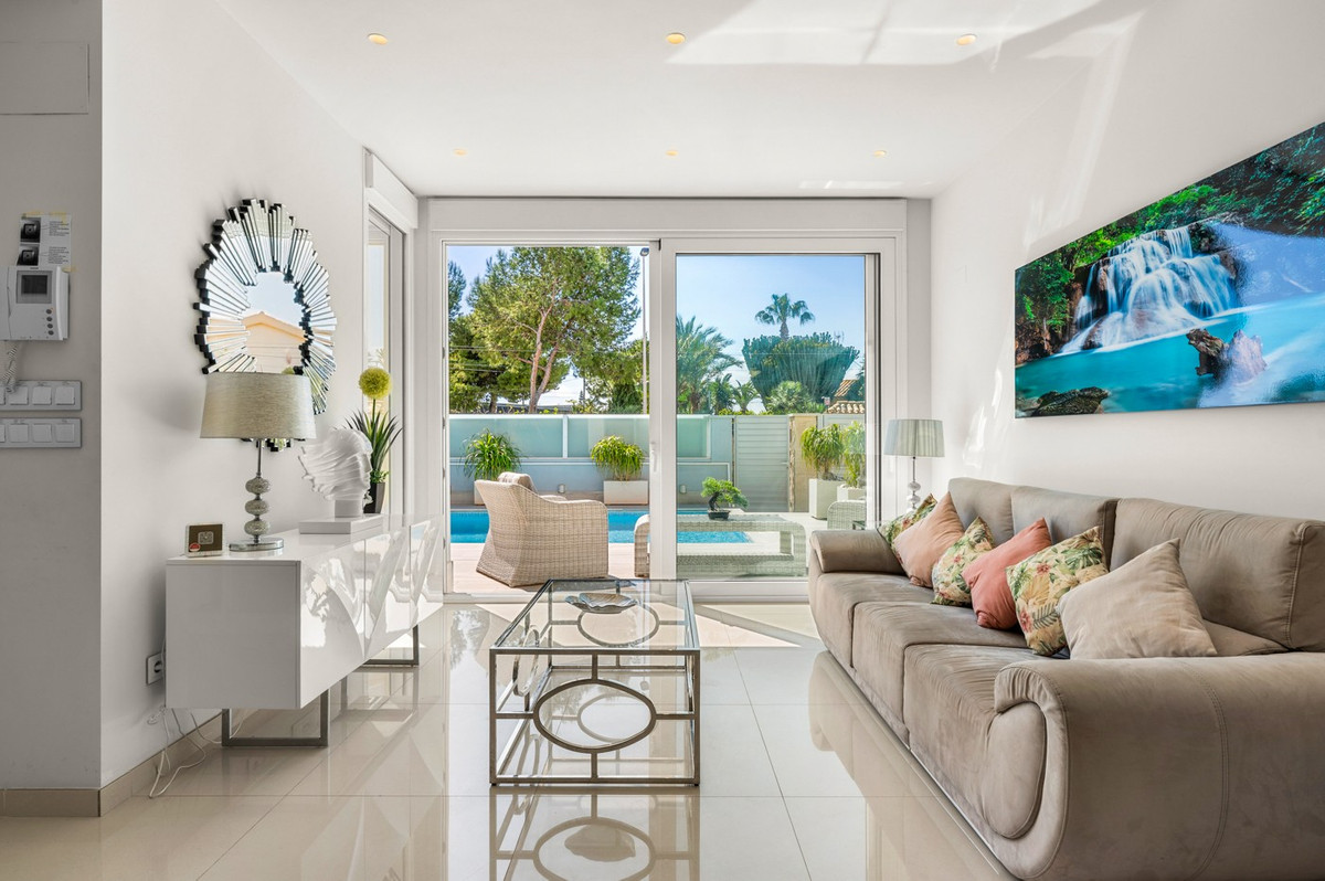 For sale - 4 Bedroom 3 Bathroom House - Detached Villa in Torrevieja - Torrevieja Centro  - Alicante