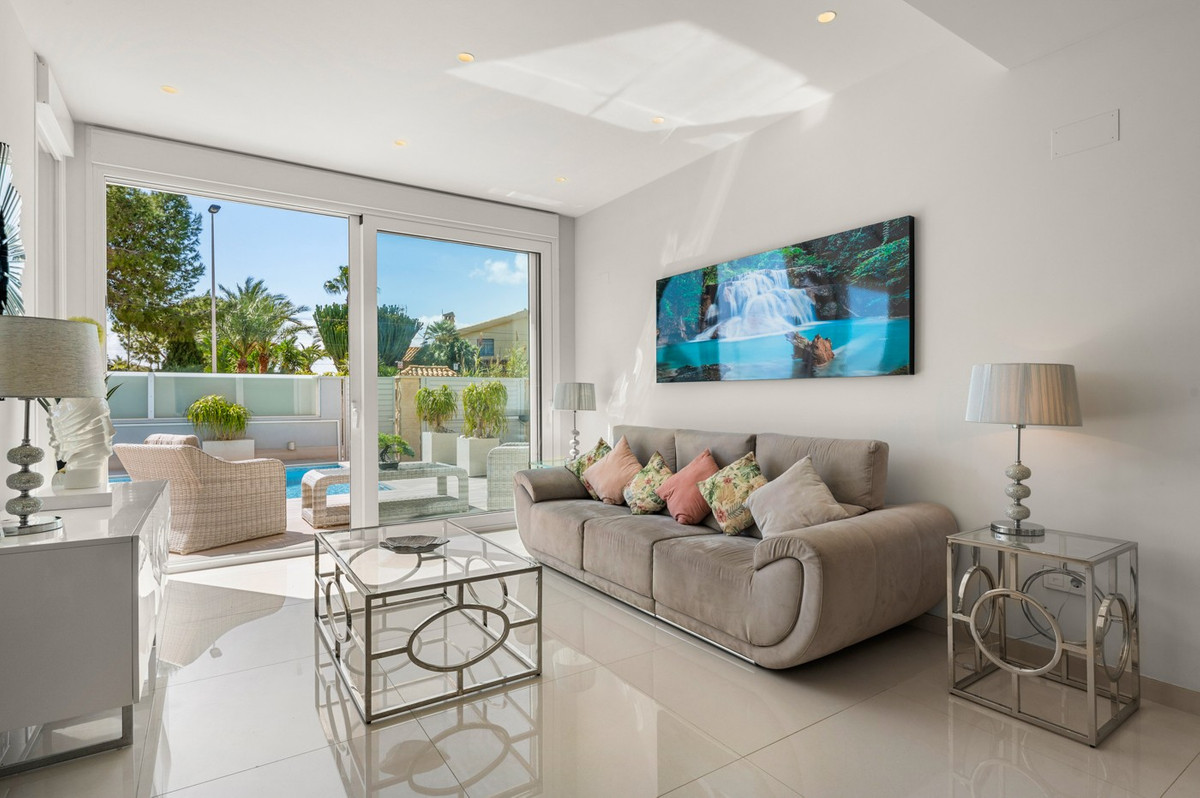 For sale - 4 Bedroom 3 Bathroom House - Detached Villa in Torrevieja - Torrevieja Centro  - Alicante