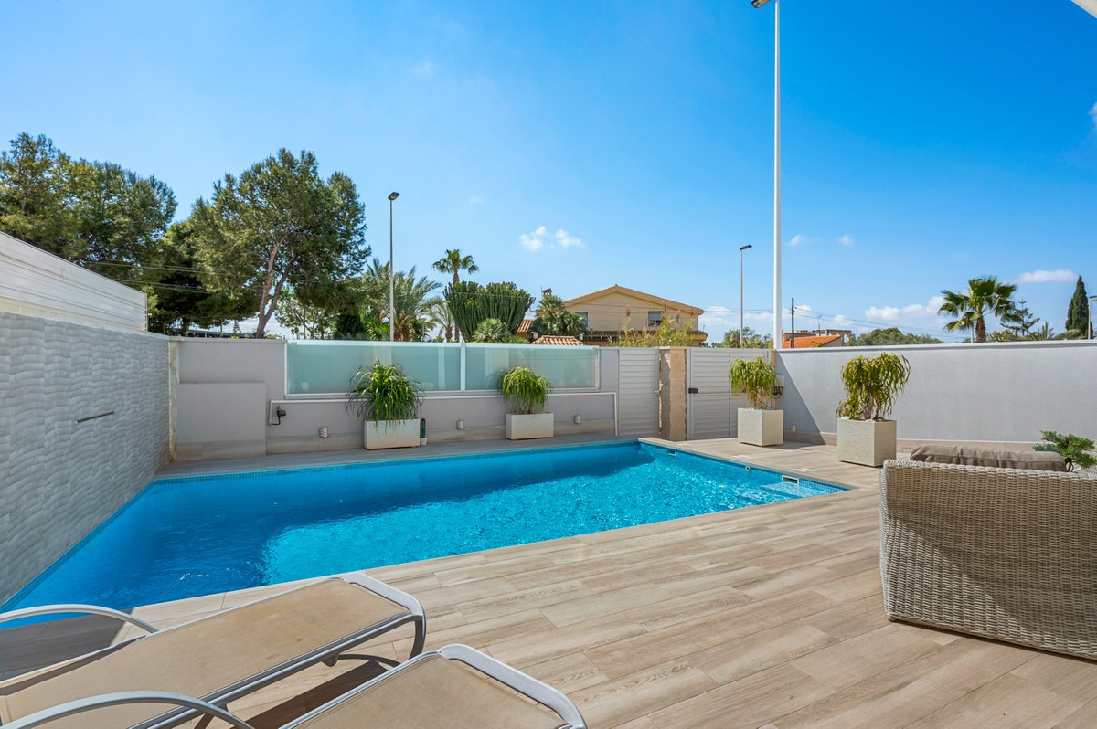 For sale - 4 Bedroom 3 Bathroom House - Detached Villa in Torrevieja - Torrevieja Centro  - Alicante