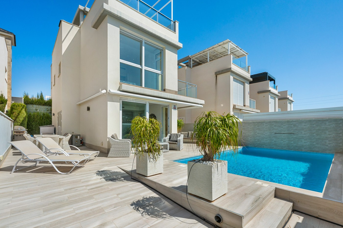 For sale - 4 Bedroom 3 Bathroom House - Detached Villa in Torrevieja - Torrevieja Centro  - Alicante