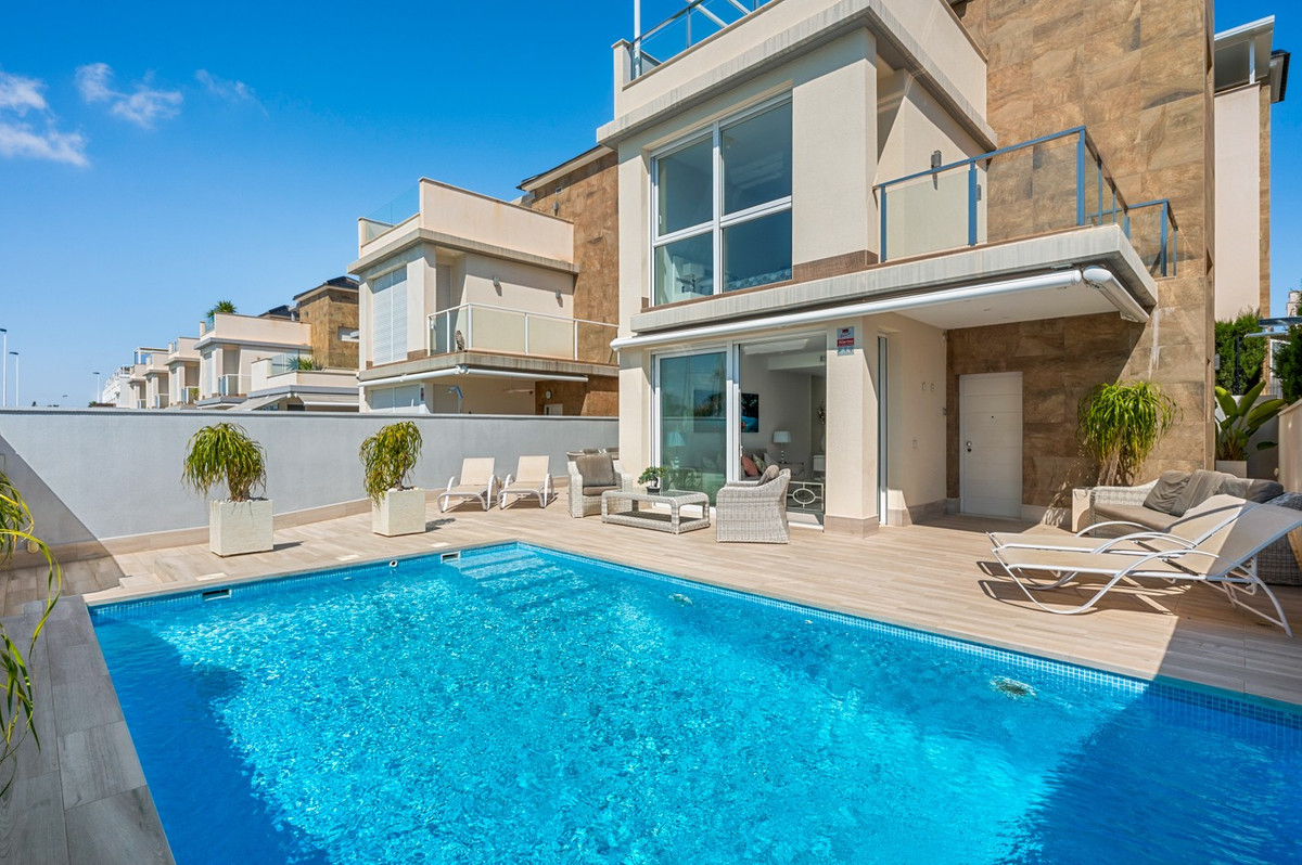 For sale - 4 Bedroom 3 Bathroom House - Detached Villa in Torrevieja - Torrevieja Centro  - Alicante
