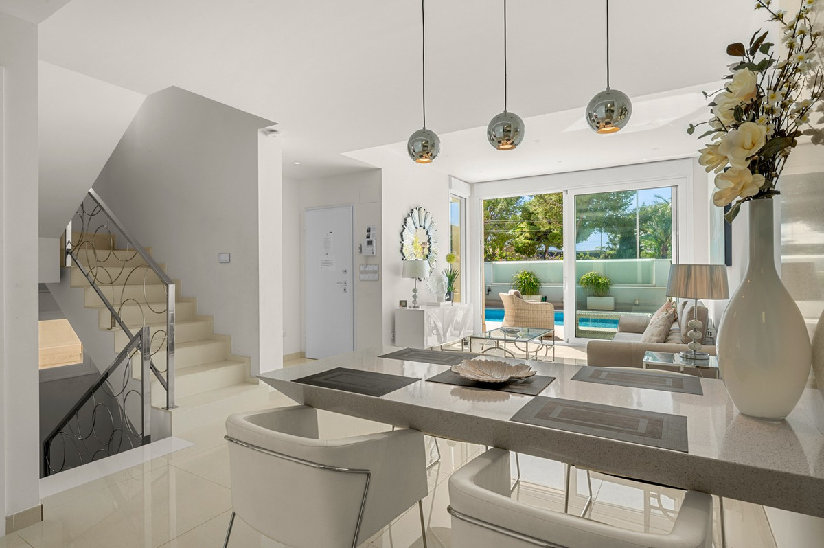 For sale - 4 Bedroom 3 Bathroom House - Detached Villa in Torrevieja - Torrevieja Centro  - Alicante