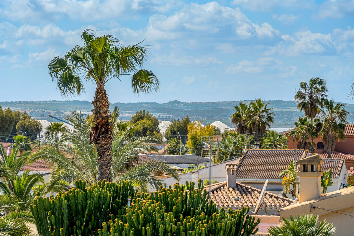 For sale - 4 Bedroom 3 Bathroom House - Detached Villa in Torrevieja - Torrevieja Centro  - Alicante