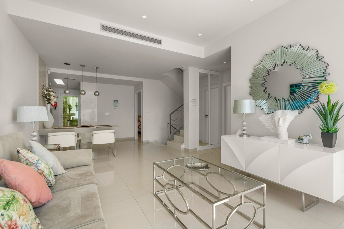 For sale - 4 Bedroom 3 Bathroom House - Detached Villa in Torrevieja - Torrevieja Centro  - Alicante