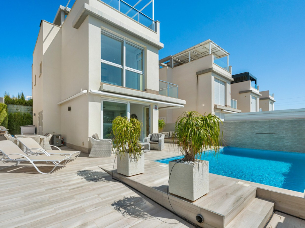 4 Bedroom 3 Bathroom House - Detached Villa in Torrevieja