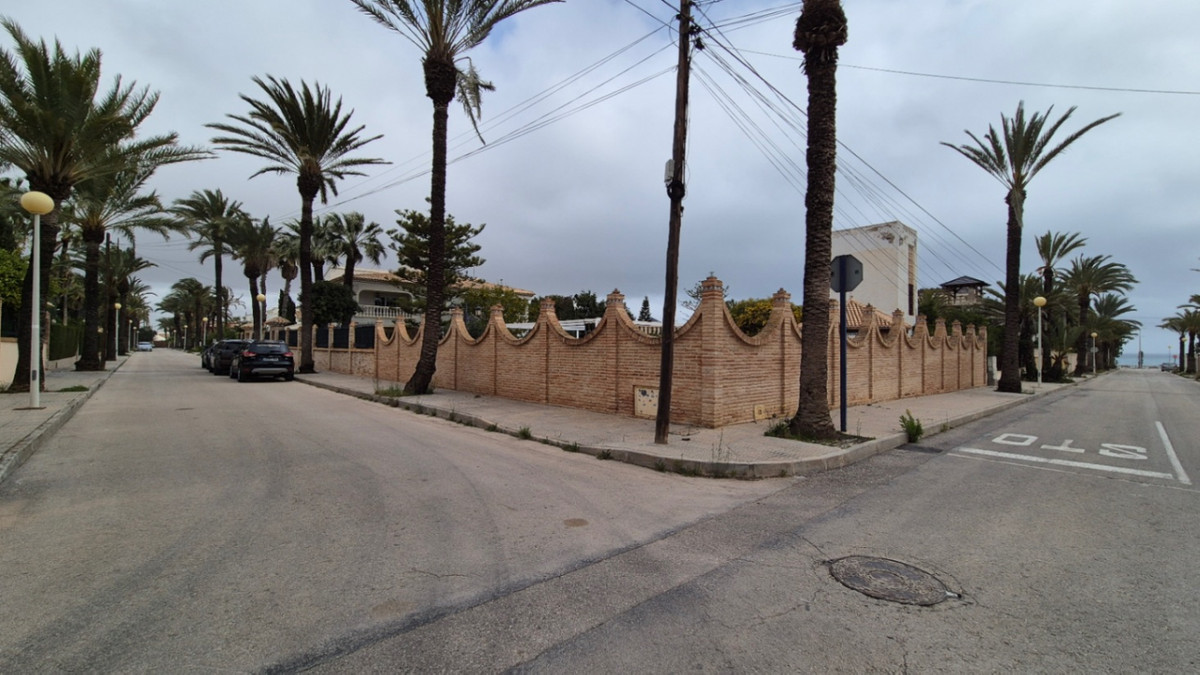 For sale - 7 Bedroom 3 Bathroom House - Detached Villa in Orihuela - Orihuela Centro  - Alicante