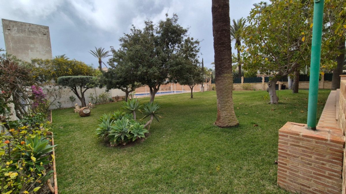 For sale - 7 Bedroom 3 Bathroom House - Detached Villa in Orihuela - Orihuela Centro  - Alicante