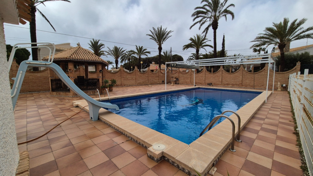 For sale - 7 Bedroom 3 Bathroom House - Detached Villa in Orihuela - Orihuela Centro  - Alicante