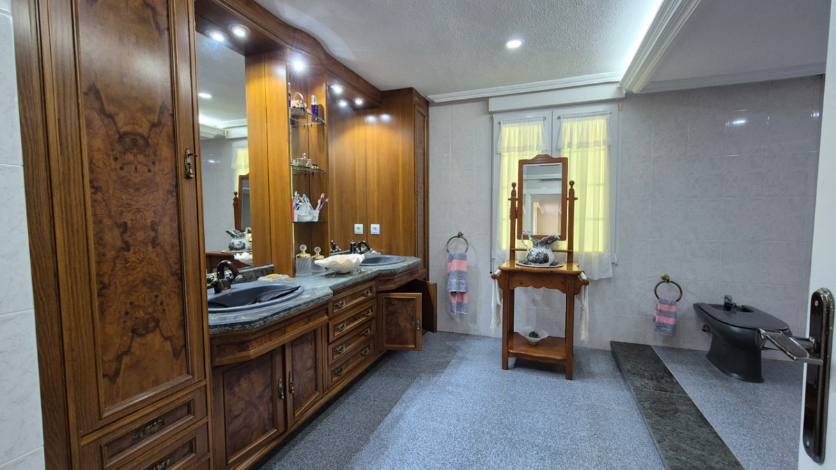 For sale - 7 Bedroom 3 Bathroom House - Detached Villa in Orihuela - Orihuela Centro  - Alicante