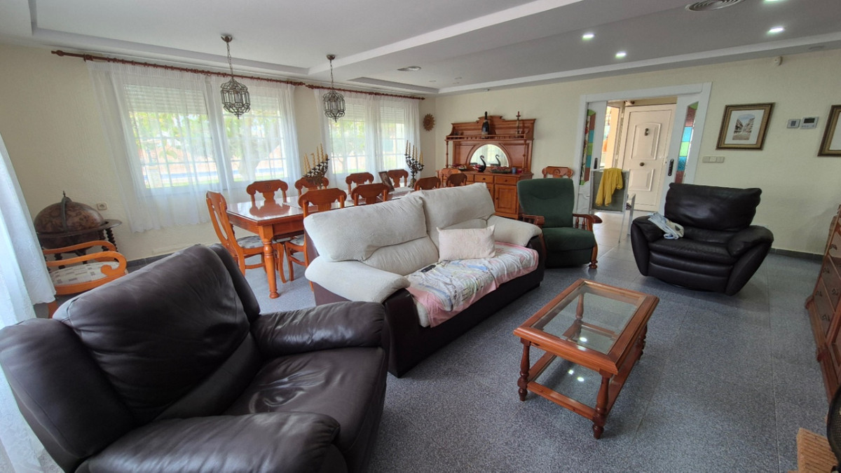 For sale - 7 Bedroom 3 Bathroom House - Detached Villa in Orihuela - Orihuela Centro  - Alicante