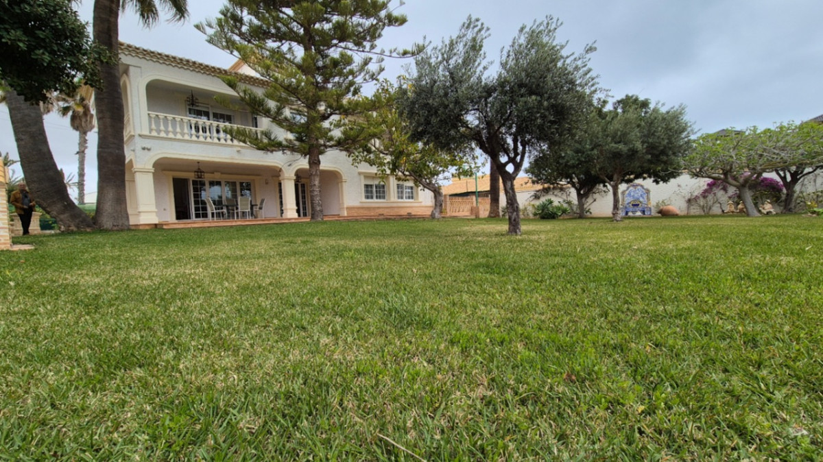 For sale - 7 Bedroom 3 Bathroom House - Detached Villa in Orihuela - Orihuela Centro  - Alicante