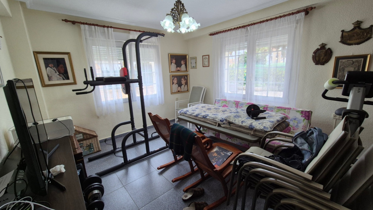 For sale - 7 Bedroom 3 Bathroom House - Detached Villa in Orihuela - Orihuela Centro  - Alicante