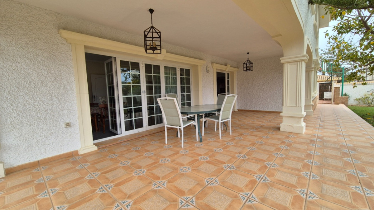For sale - 7 Bedroom 3 Bathroom House - Detached Villa in Orihuela - Orihuela Centro  - Alicante