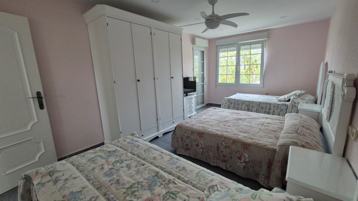 For sale - 7 Bedroom 3 Bathroom House - Detached Villa in Orihuela - Orihuela Centro  - Alicante