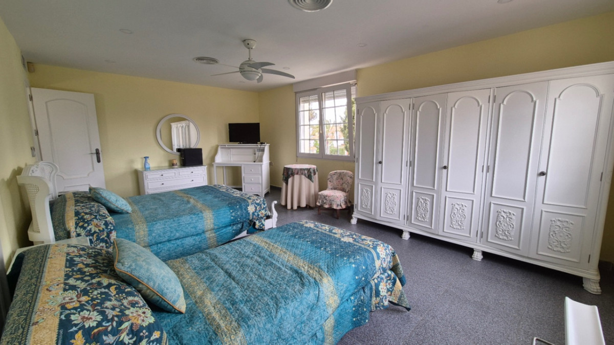 For sale - 7 Bedroom 3 Bathroom House - Detached Villa in Orihuela - Orihuela Centro  - Alicante