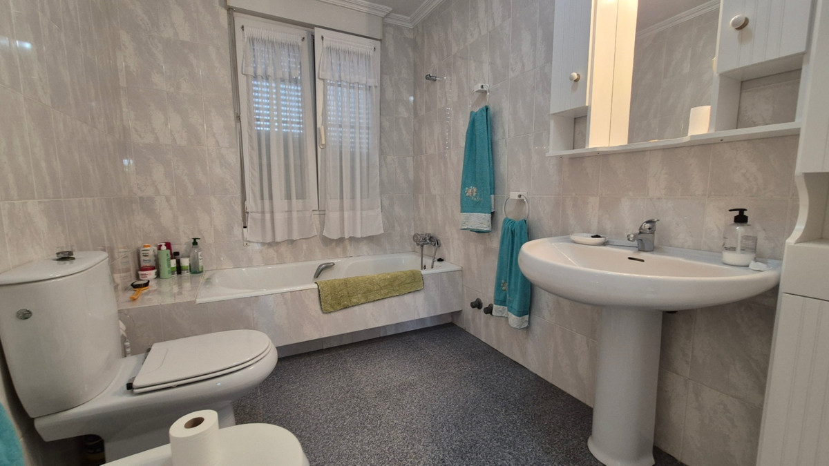 For sale - 7 Bedroom 3 Bathroom House - Detached Villa in Orihuela - Orihuela Centro  - Alicante