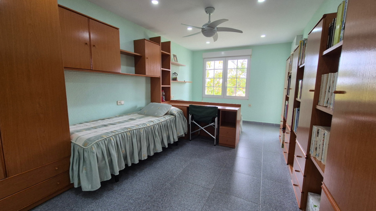 For sale - 7 Bedroom 3 Bathroom House - Detached Villa in Orihuela - Orihuela Centro  - Alicante