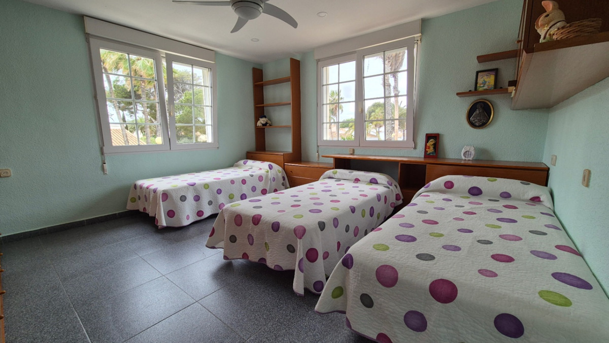 For sale - 7 Bedroom 3 Bathroom House - Detached Villa in Orihuela - Orihuela Centro  - Alicante