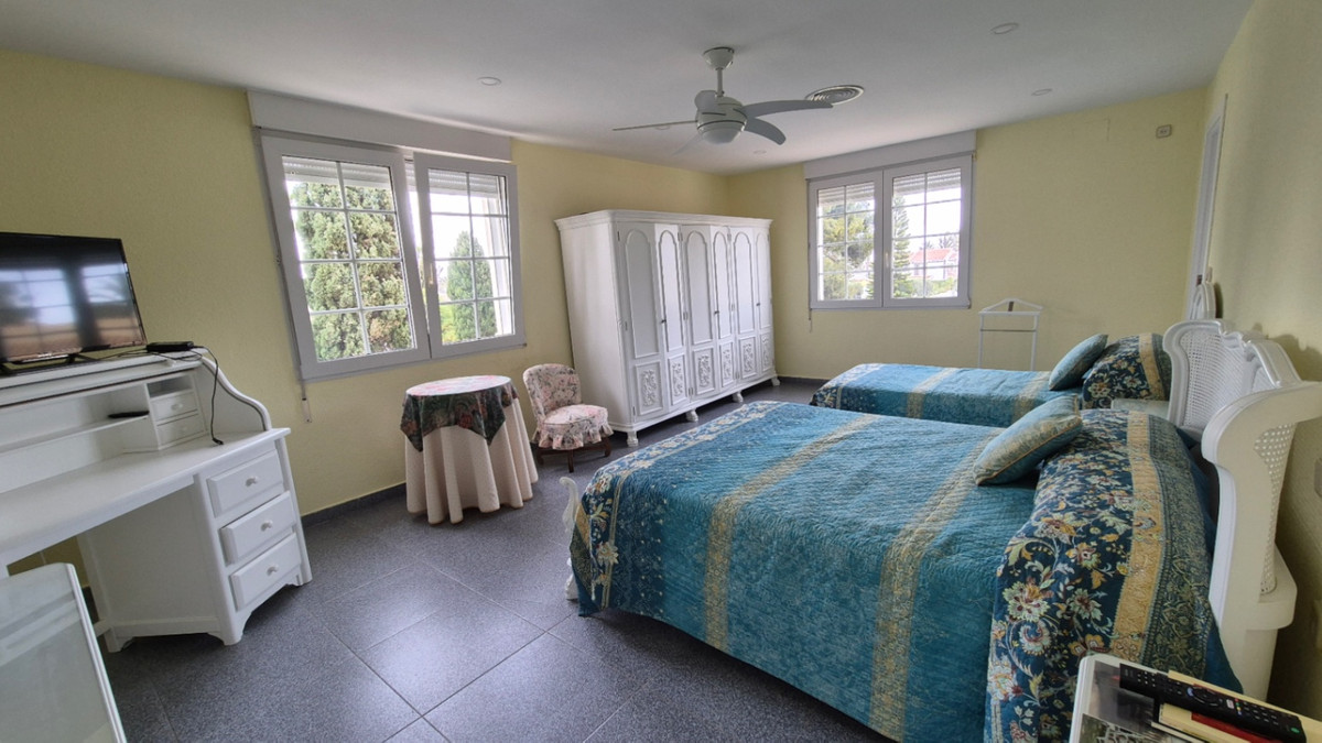 For sale - 7 Bedroom 3 Bathroom House - Detached Villa in Orihuela - Orihuela Centro  - Alicante