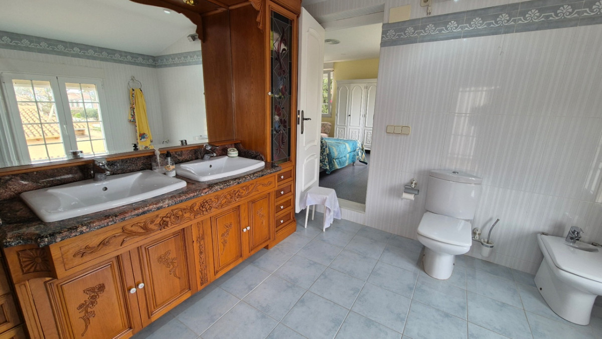 For sale - 7 Bedroom 3 Bathroom House - Detached Villa in Orihuela - Orihuela Centro  - Alicante