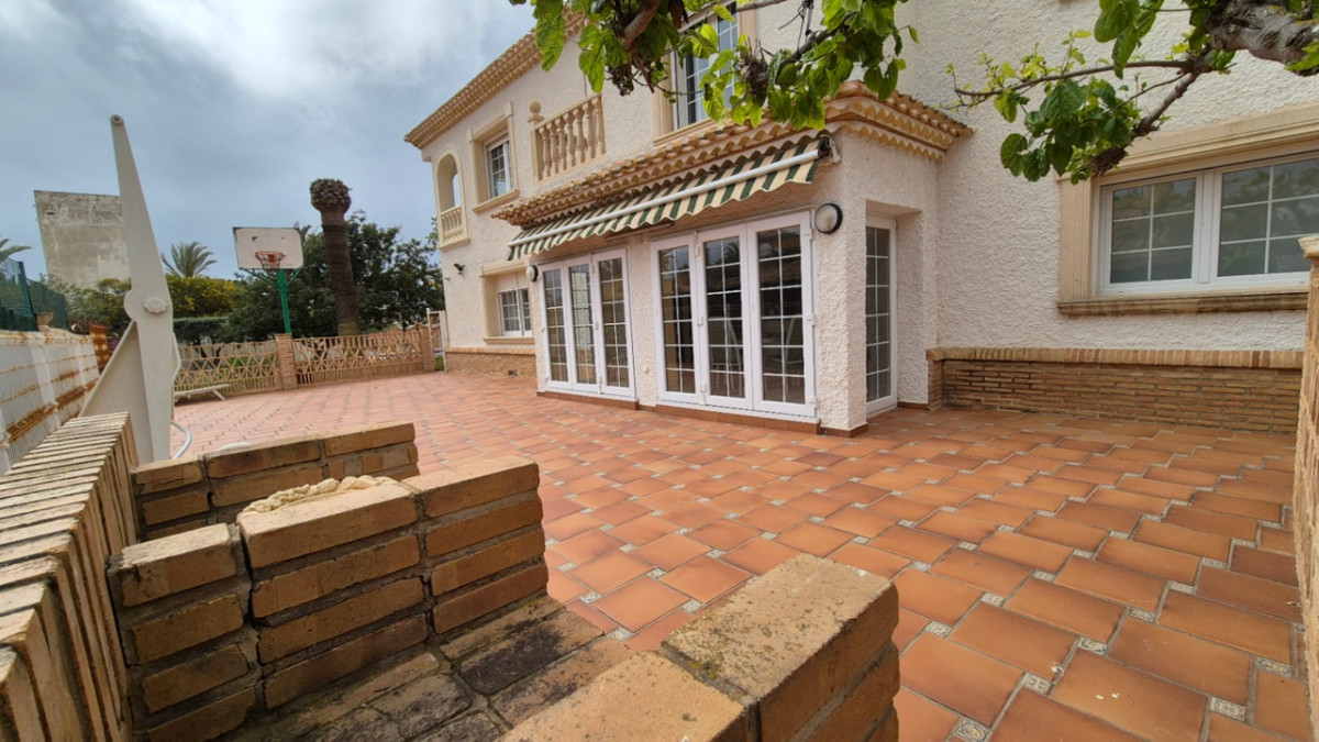 For sale - 7 Bedroom 3 Bathroom House - Detached Villa in Orihuela - Orihuela Centro  - Alicante