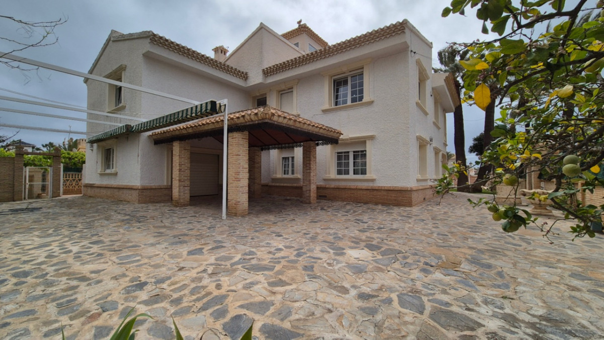 For sale - 7 Bedroom 3 Bathroom House - Detached Villa in Orihuela - Orihuela Centro  - Alicante