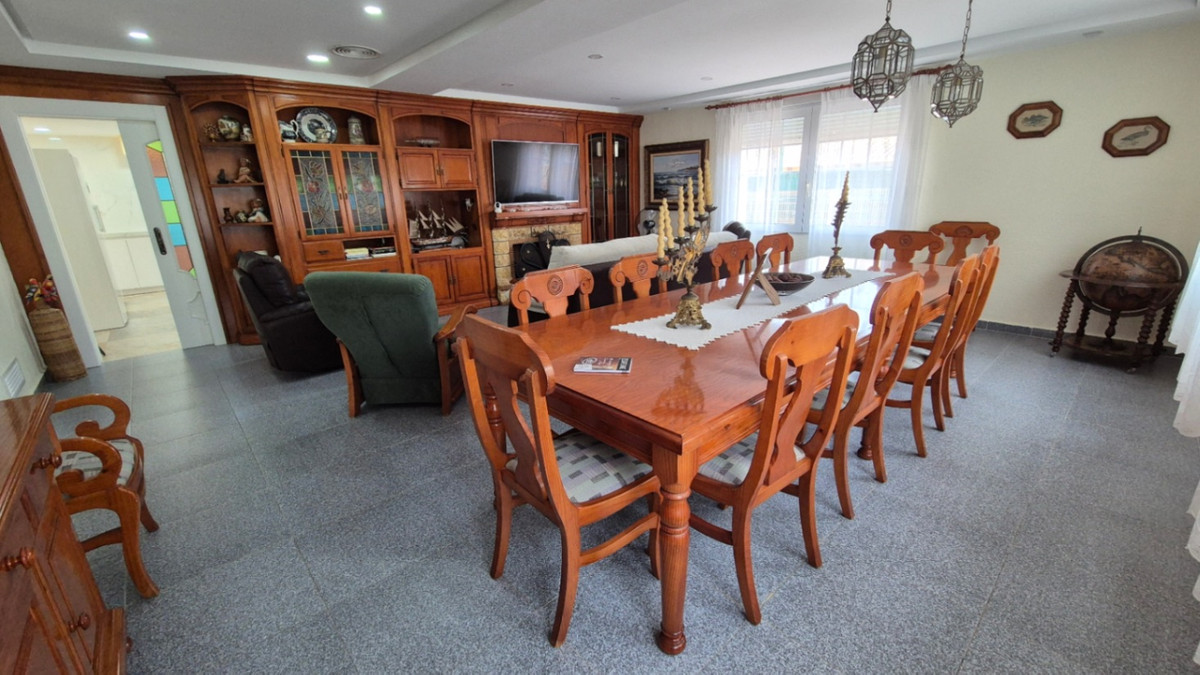 For sale - 7 Bedroom 3 Bathroom House - Detached Villa in Orihuela - Orihuela Centro  - Alicante