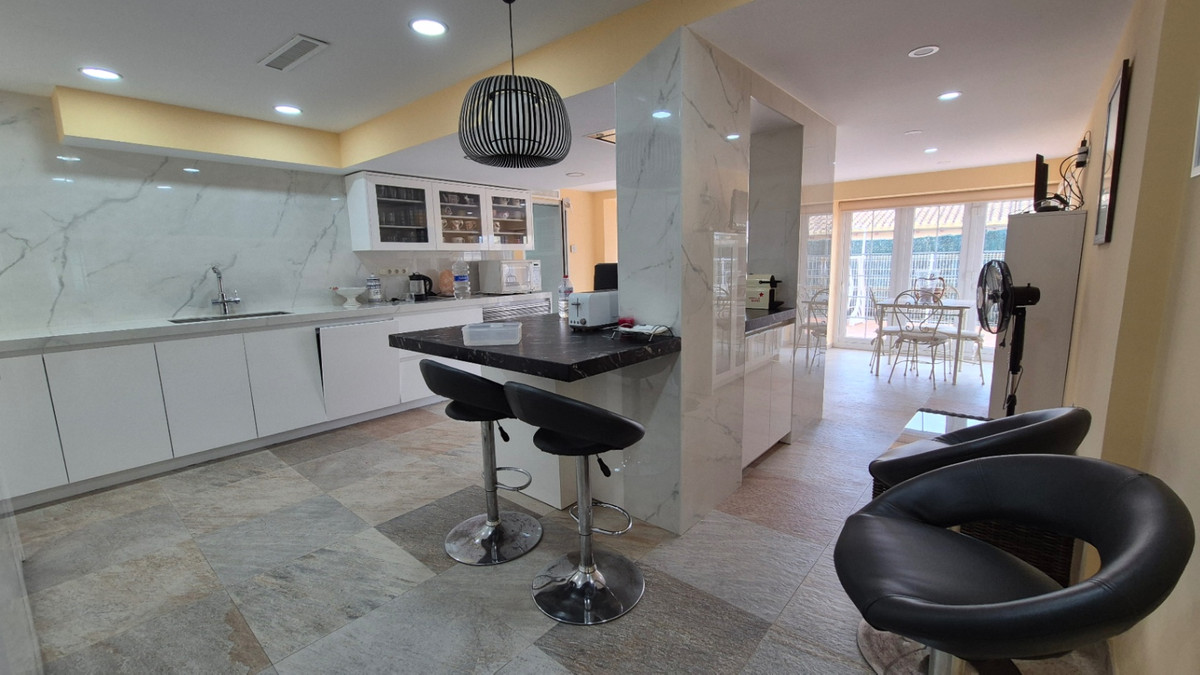 For sale - 7 Bedroom 3 Bathroom House - Detached Villa in Orihuela - Orihuela Centro  - Alicante