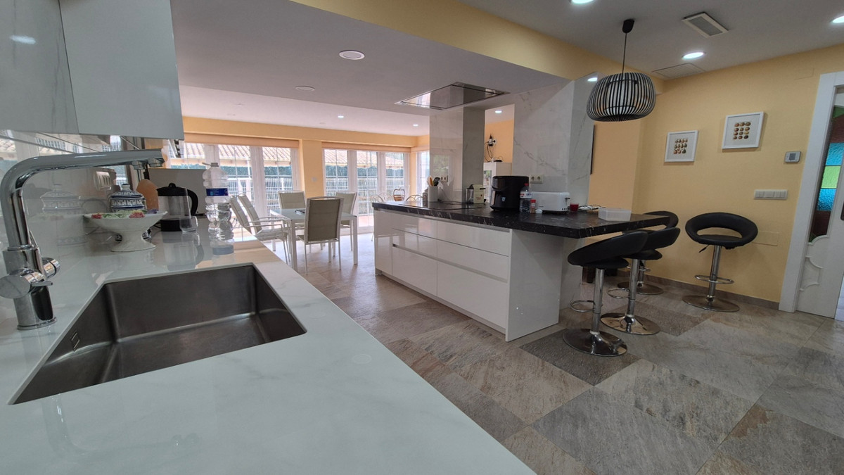 For sale - 7 Bedroom 3 Bathroom House - Detached Villa in Orihuela - Orihuela Centro  - Alicante