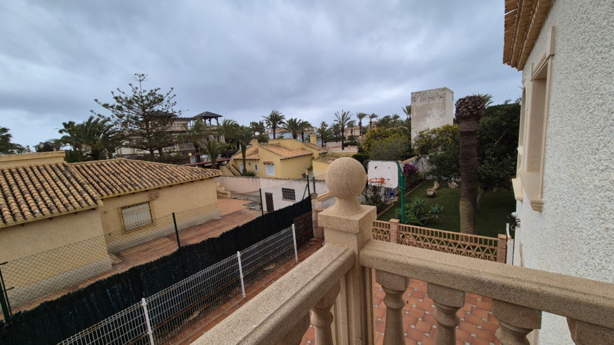 For sale - 7 Bedroom 3 Bathroom House - Detached Villa in Orihuela - Orihuela Centro  - Alicante