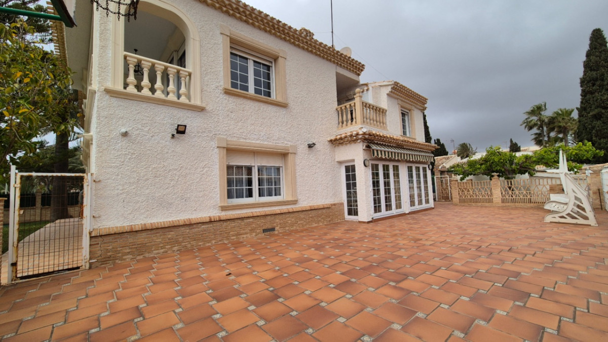For sale - 7 Bedroom 3 Bathroom House - Detached Villa in Orihuela - Orihuela Centro  - Alicante
