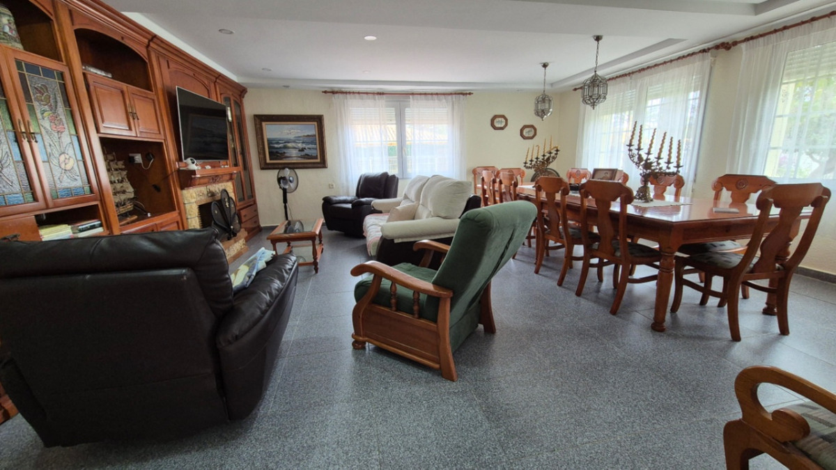 For sale - 7 Bedroom 3 Bathroom House - Detached Villa in Orihuela - Orihuela Centro  - Alicante