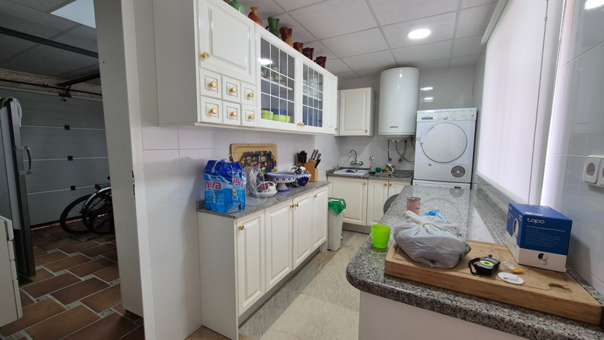 For sale - 7 Bedroom 3 Bathroom House - Detached Villa in Orihuela - Orihuela Centro  - Alicante