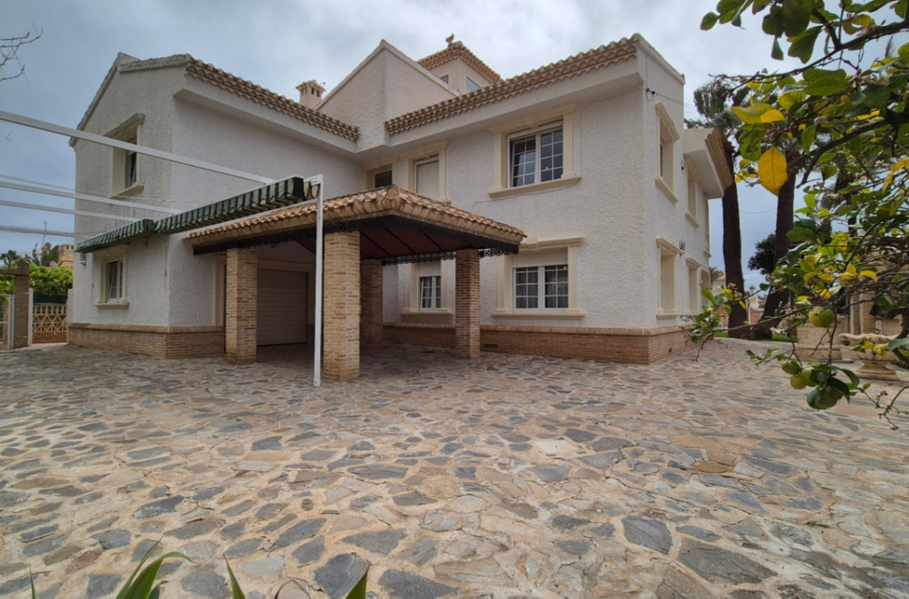7 Bedroom 3 Bathroom House - Detached Villa in Orihuela