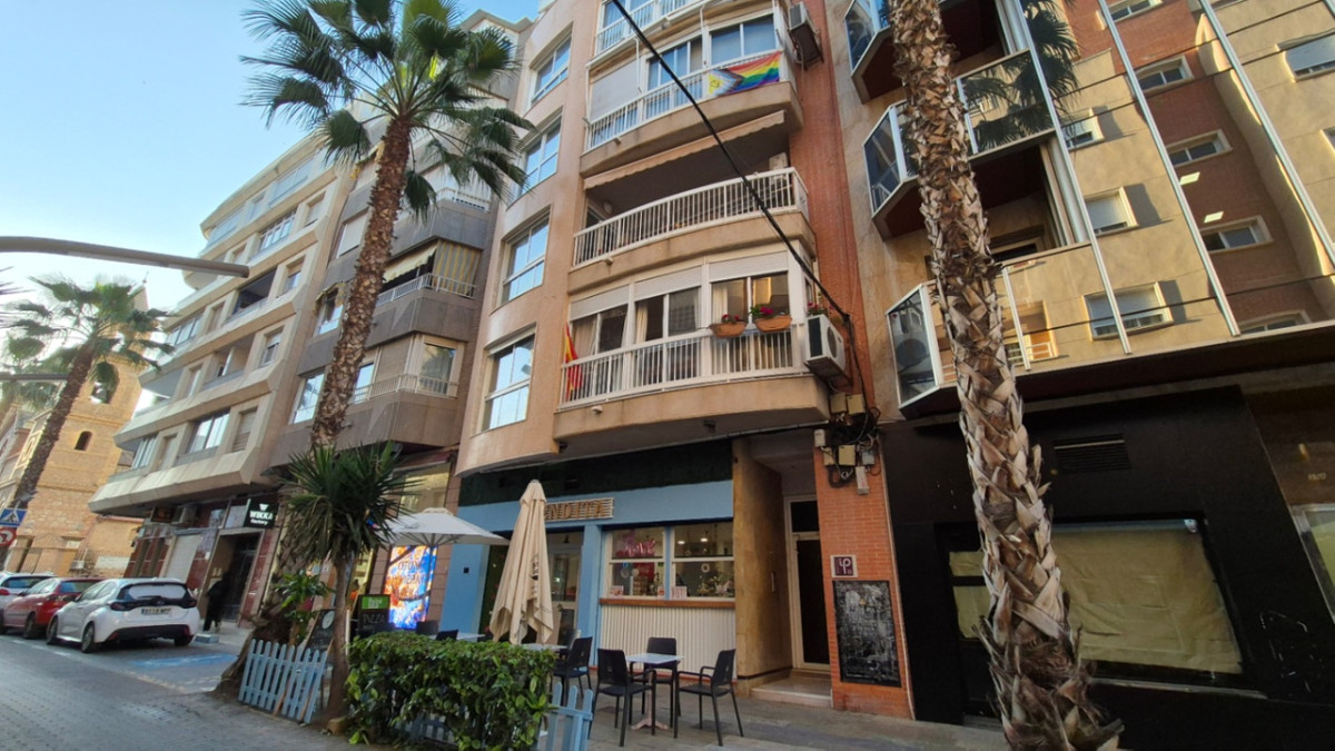 For sale - 3 Bedroom 2 Bathroom Apartment - Ground Floor Apartment in Torrevieja - Torrevieja Centro  - Alicante
