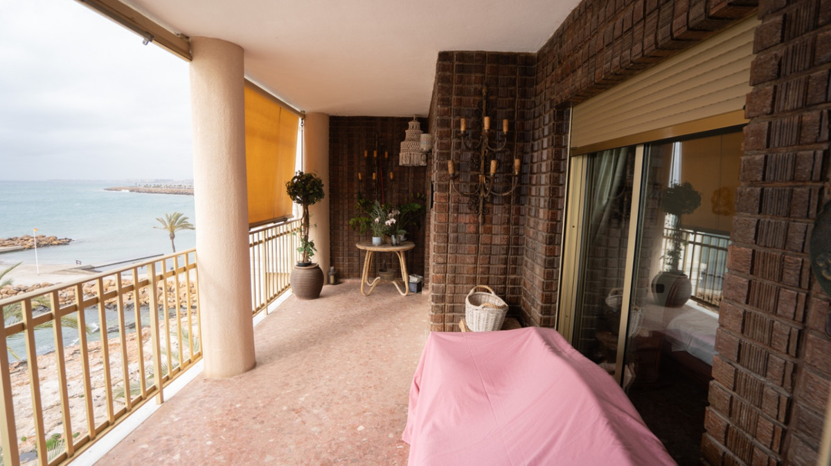 For sale - 3 Bedroom 2 Bathroom Apartment - Ground Floor Apartment in Torrevieja - Torrevieja Centro  - Alicante