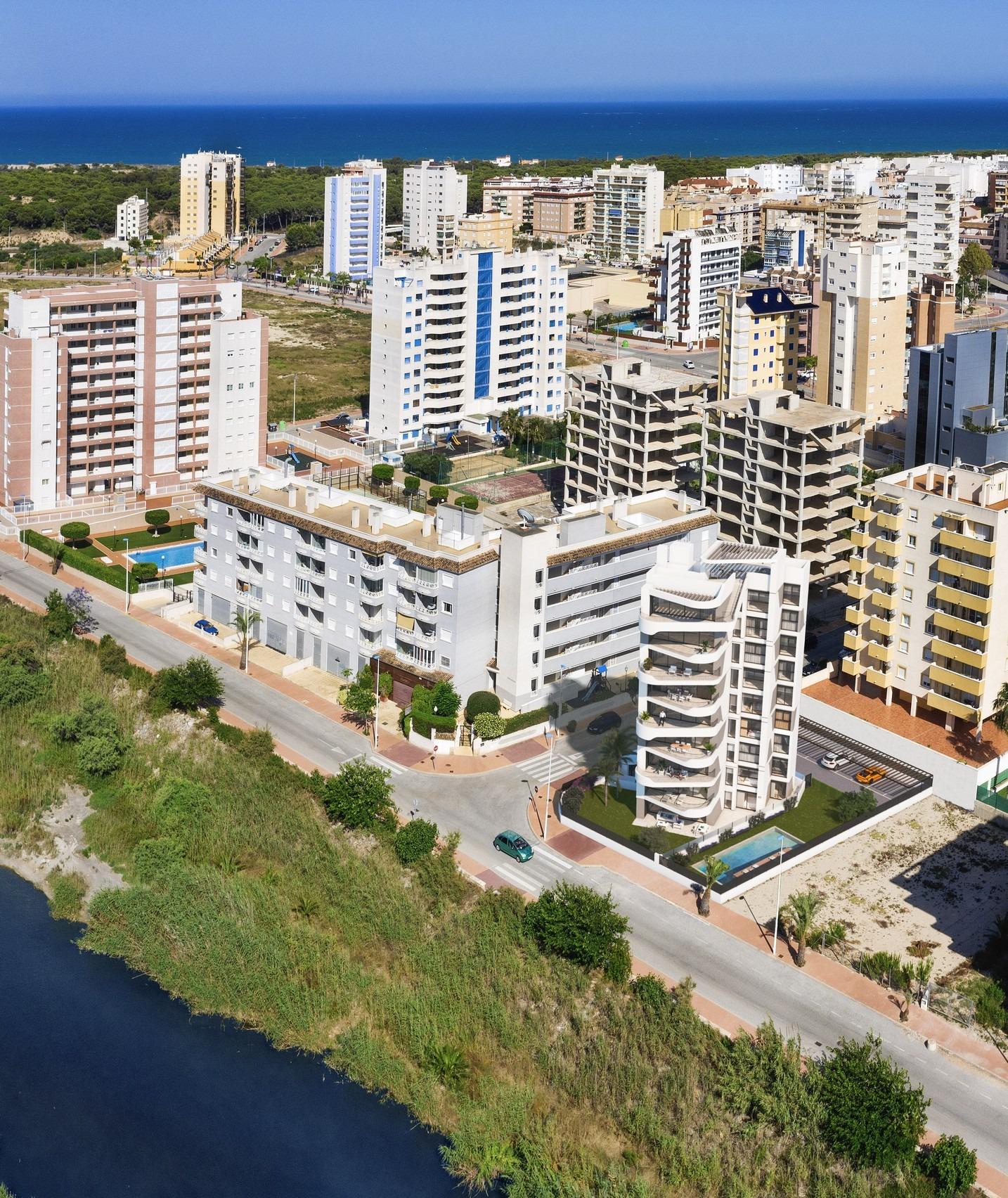 For sale - 3 Bedroom 2 Bathroom Apartment in Guardamar del Segura - Avenida del Puerto  - Alicante