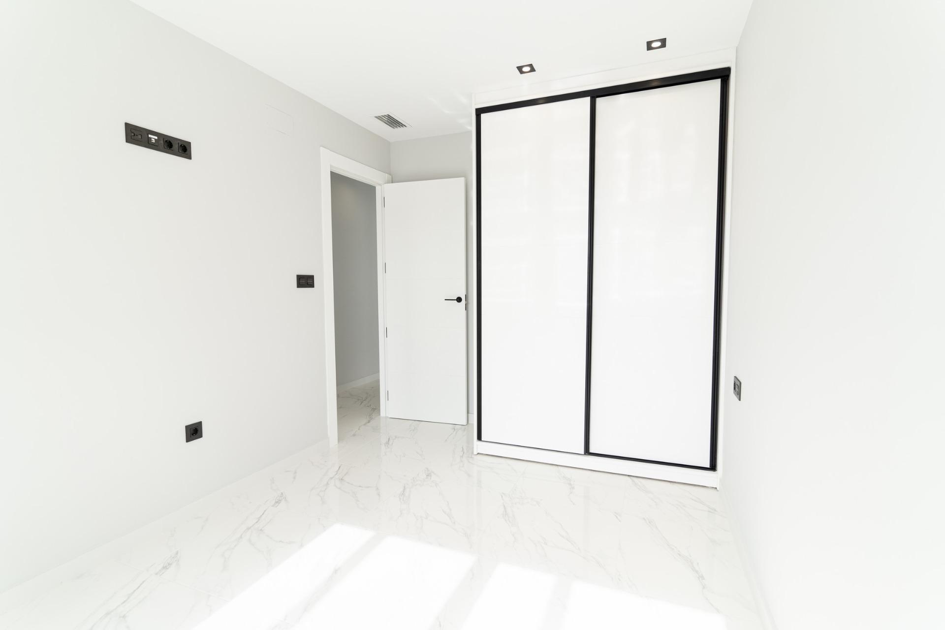 For sale - 4 Bedroom 3 Bathroom Villa in Orihuela Costa - Punta Prima  - Alicante