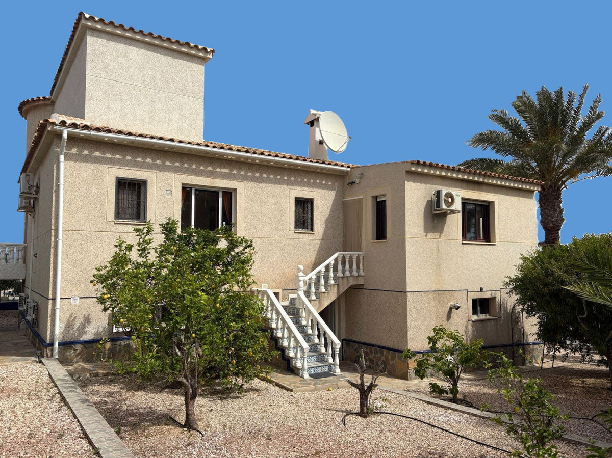 For sale - 5 Bedroom 4 Bathroom House - Detached Villa in Algorfa - Algorfa Centro  - Alicante
