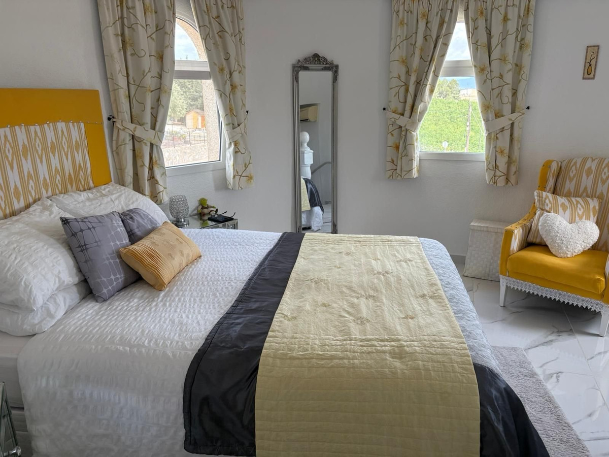 For sale - 5 Bedroom 4 Bathroom House - Detached Villa in Almoradi - Almoradi Centro  - Alicante