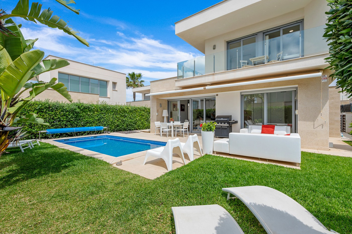 For sale - 3 Bedroom 2 Bathroom House - Detached Villa in Orihuela - Orihuela Costa  - Alicante