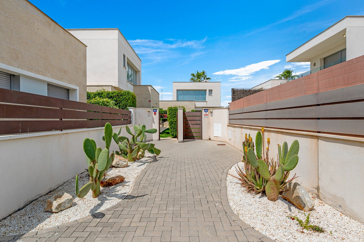 For sale - 3 Bedroom 2 Bathroom House - Detached Villa in Orihuela - Orihuela Costa  - Alicante