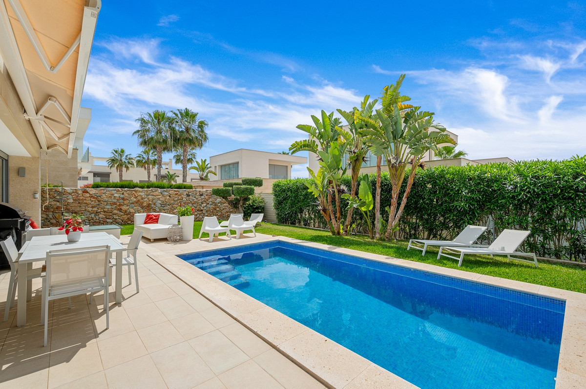 For sale - 3 Bedroom 2 Bathroom House - Detached Villa in Orihuela - Orihuela Costa  - Alicante