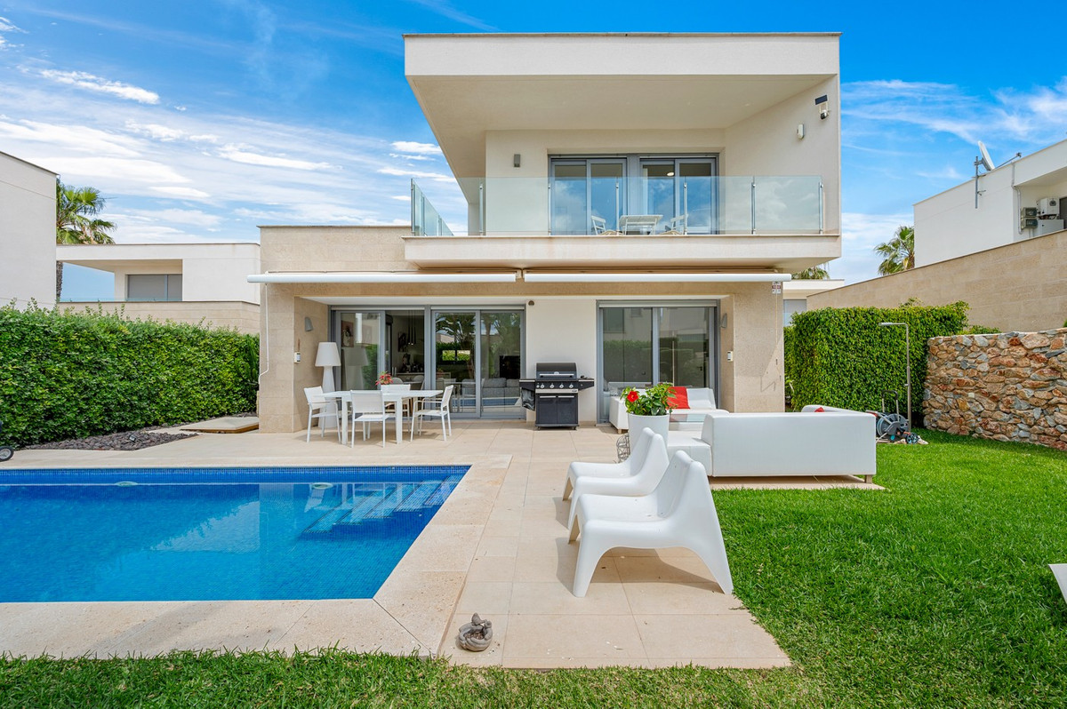 For sale - 3 Bedroom 2 Bathroom House - Detached Villa in Orihuela - Orihuela Costa  - Alicante
