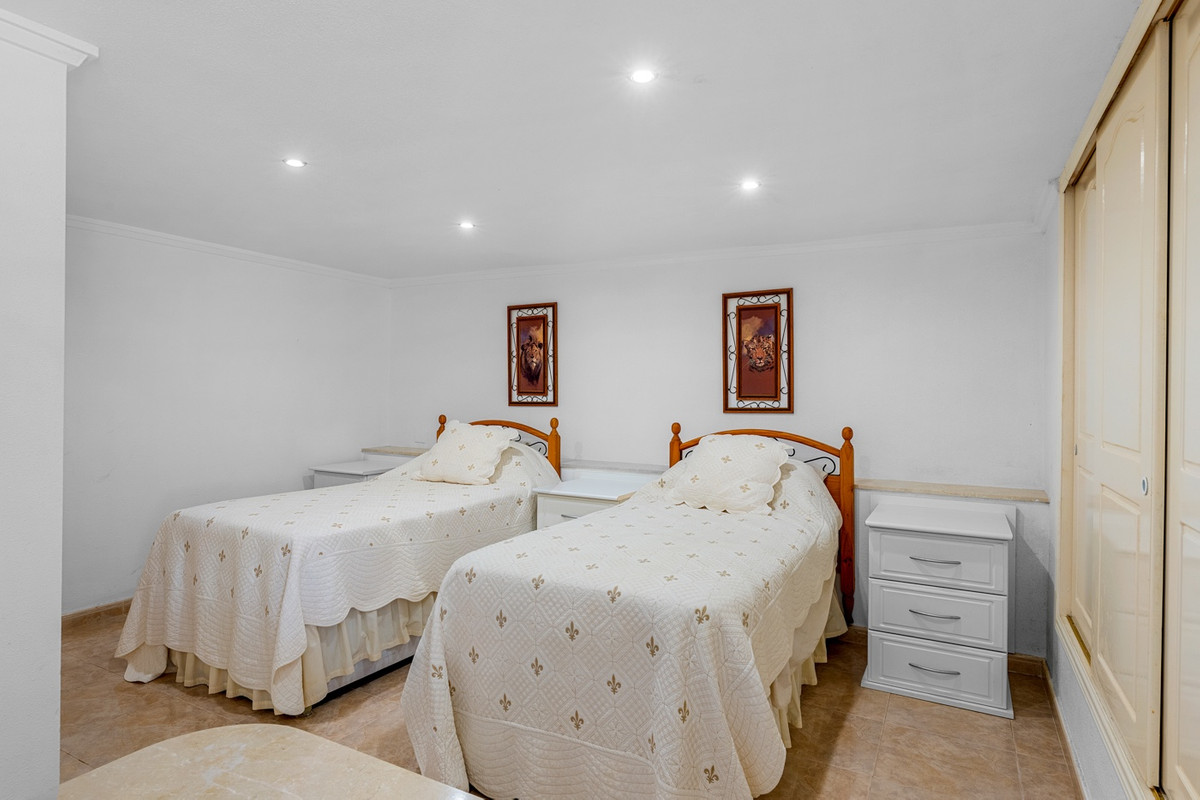 For sale - 7 Bedroom 6 Bathroom House - Detached Villa in Rojales - Ciudad Quesada  - Alicante