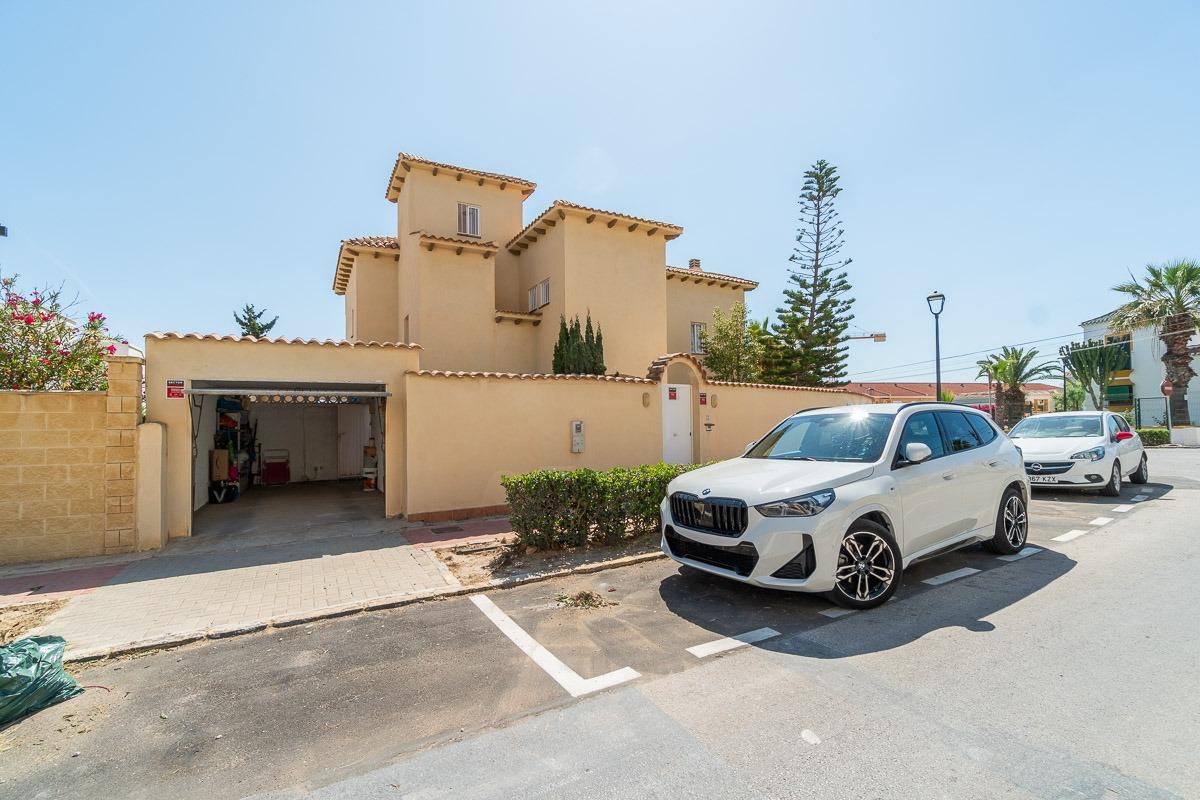 For sale - 4 Bedroom 3 Bathroom Villa in Torrevieja - Cala de cabo cervera  - Alicante