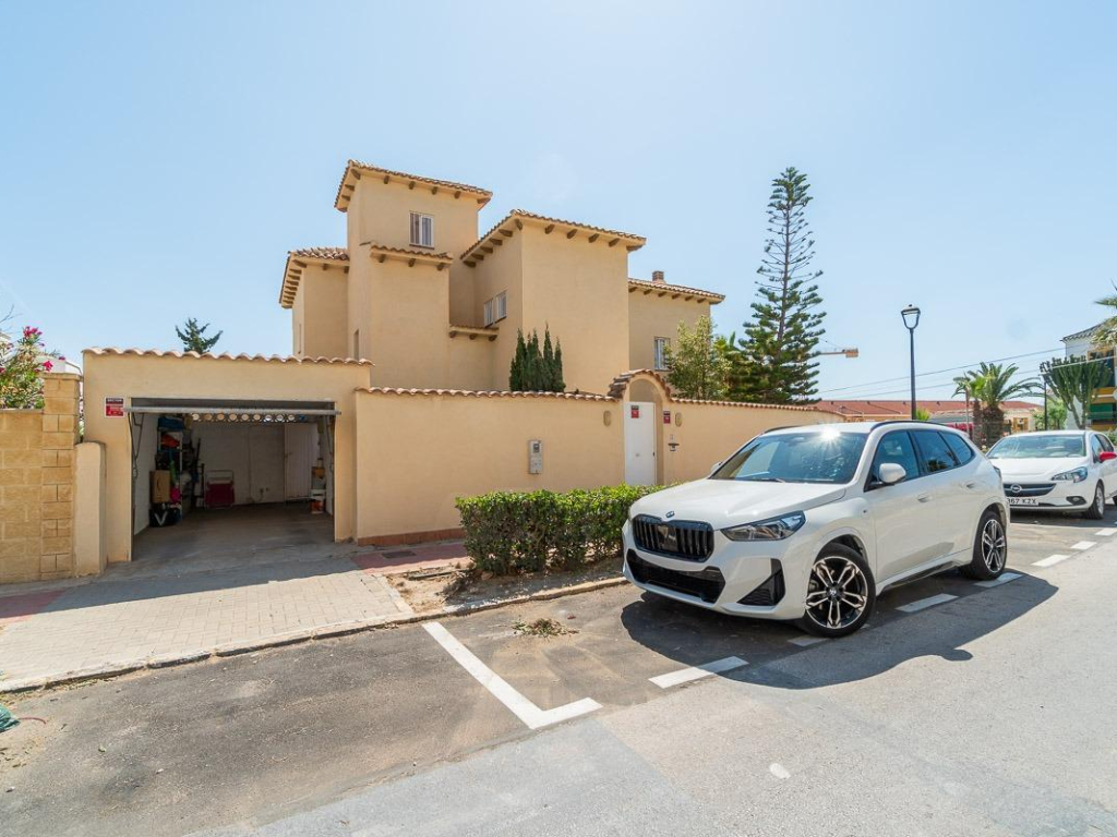 4 Bedroom 3 Bathroom Villa in Torrevieja