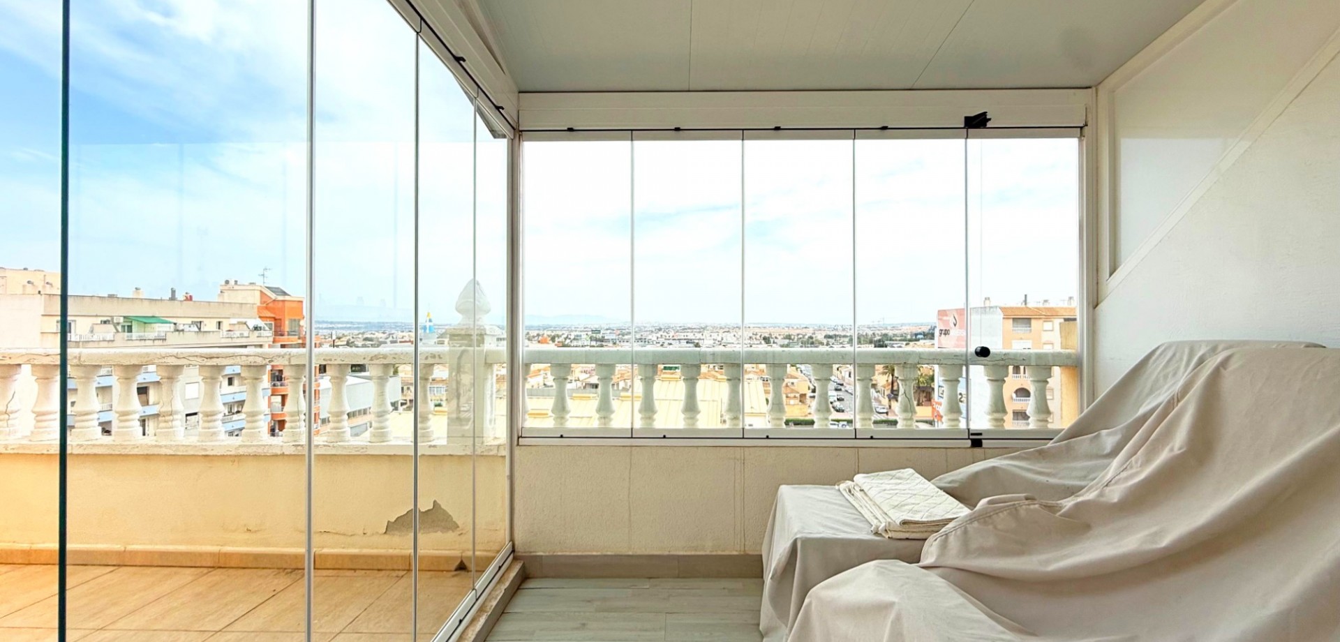 For sale - 2 Bedroom 1 Bathroom Penthouse Apartment in Torrevieja - Torrevieja  - Alicante