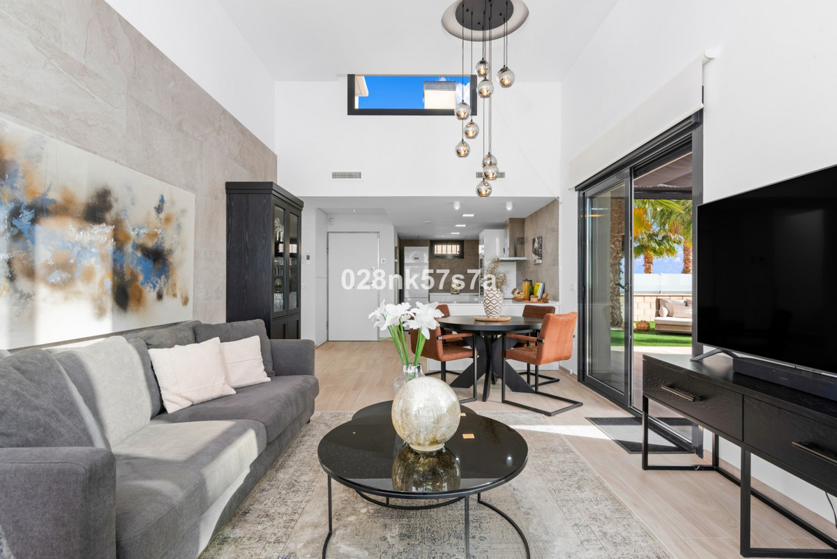 For sale - 5 Bedroom 4 Bathroom House - Detached Villa in Orihuela - Lomas de Cabo Roig  - Alicante