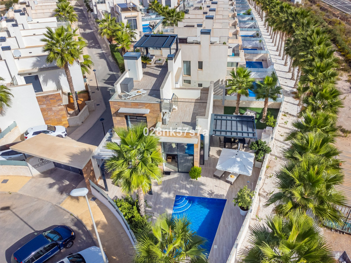 For sale - 5 Bedroom 4 Bathroom House - Detached Villa in Orihuela - Lomas de Cabo Roig  - Alicante